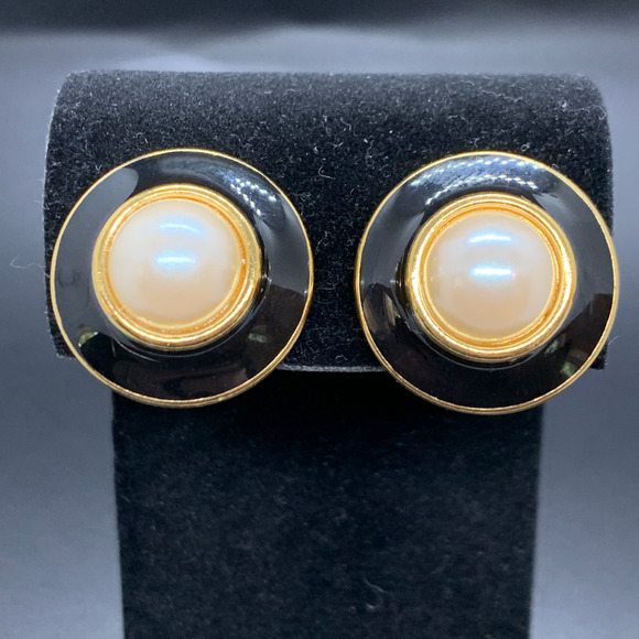 Signed Monet Vintage Gold Tone Black Enamel Faux Pearl Clip On Earrings 7/8" - Picture 1 of 3